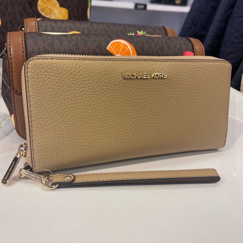 MICHAEL KORS JST Lg Pebbled Leather Continental Wristlet Wallet Phone Hold
Camel
